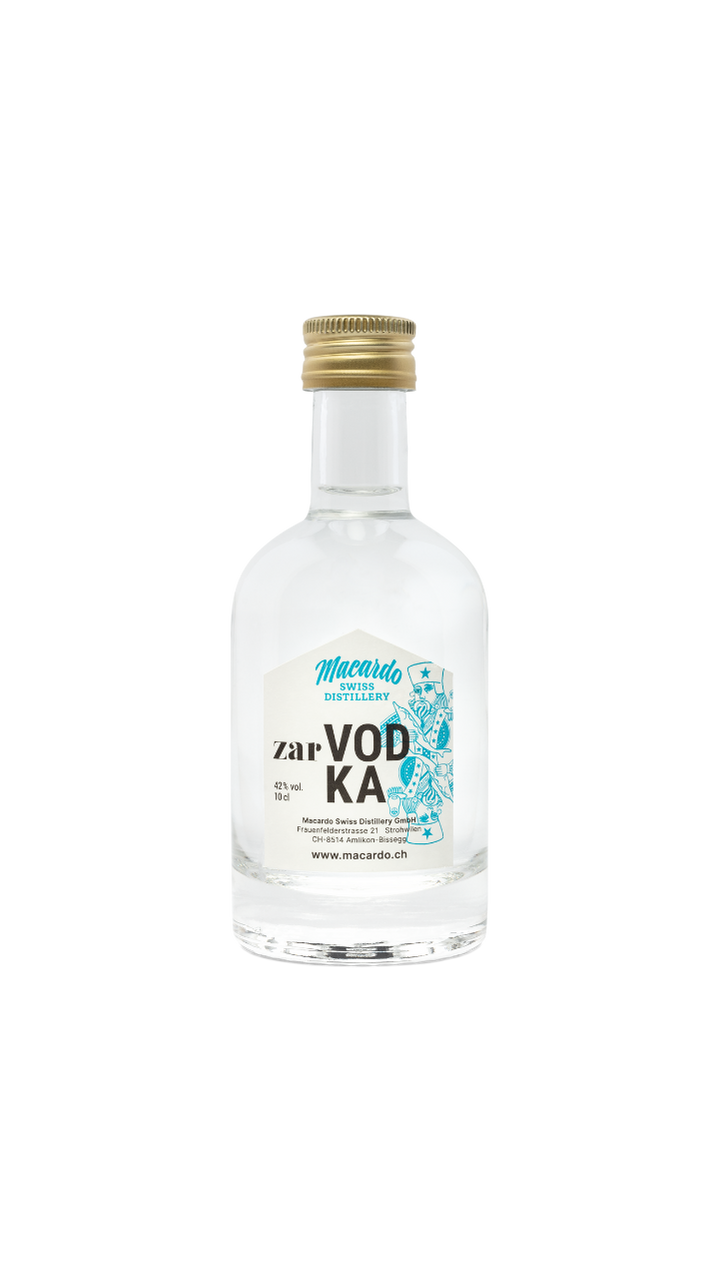 Klare, kleine Glasflasche Zar Vodka mit goldfarbenem Schraubverschluss. Das Etikett ist weiß mit blauem Logo "Macardo Swiss Distillery" und dem Wort "VODKA". Blaue Verzierungen umgeben den Schriftzug.